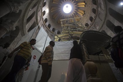 JES13 JERUSALÉN (ISRAEL) 24/11/2016.- Cristianos esperan para visitar la tumba de Jesucristo en la Iglesia de la Santa Sepultura en Jerusalén, Israel, hoy, 24 de noviembre de 2016. Una larga operación comenzó en octubre como parte de los trabajos de conservación, de la que se cree que pudo haber sido la tumba de Jesucristo. EFE/Atef Safadi